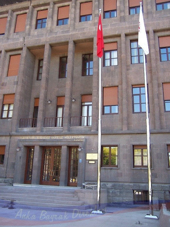 Ankara TBMM Ek Bina Önündeki Bayrak Direkleri